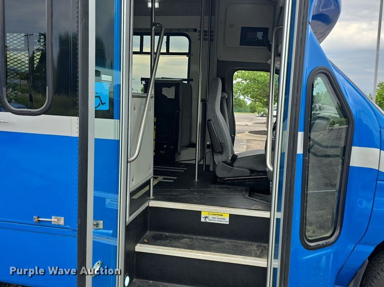 image for item DQ4423 2018 Senator II ST69941C shuttle bus