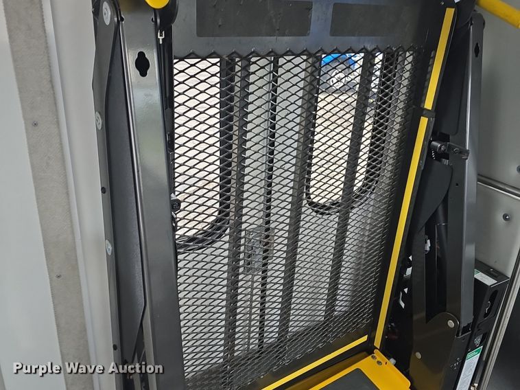 image for item DQ4423 2018 Senator II ST69941C shuttle bus