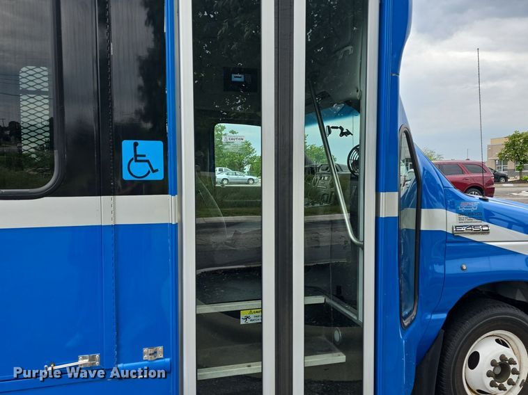 image for item DQ4424 2018 Senator II ST69923C shuttle bus