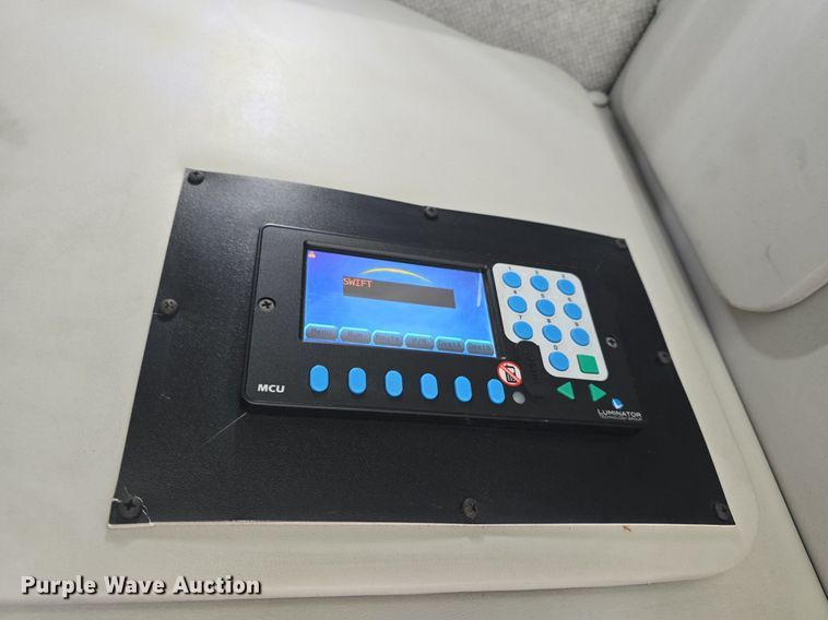 image for item DQ4424 2018 Senator II ST69923C shuttle bus