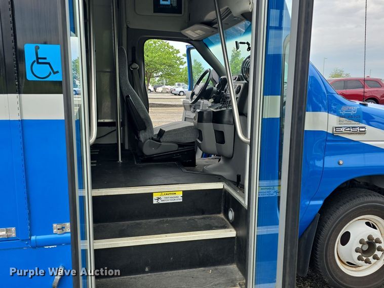 image for item DQ4424 2018 Senator II ST69923C shuttle bus