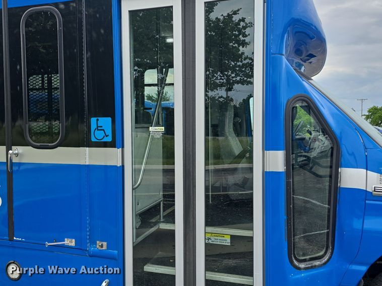 image for item DQ4425 2018 Senator II ST69923C shuttle bus