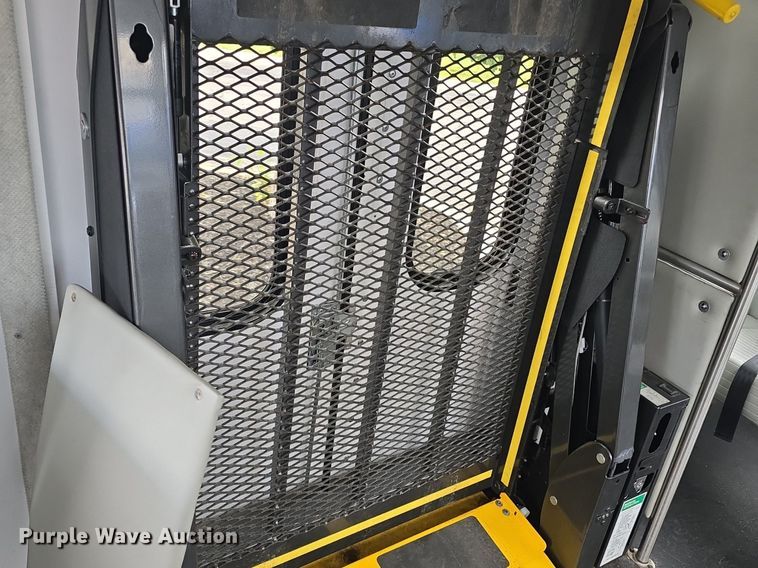 image for item DQ4425 2018 Senator II ST69923C shuttle bus