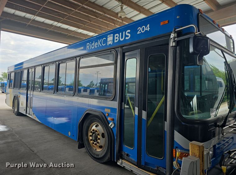 image for item DQ4427 2006 Gillig shuttle bus