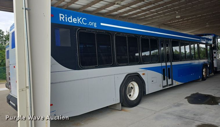 image for item DQ4427 2006 Gillig shuttle bus