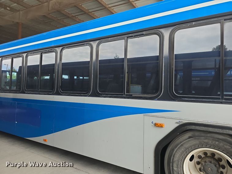 image for item DQ4427 2006 Gillig shuttle bus