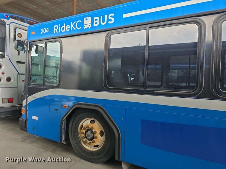 image for item DQ4427 2006 Gillig shuttle bus