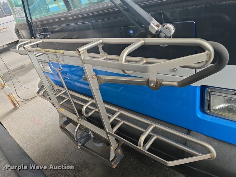 image for item DQ4427 2006 Gillig shuttle bus