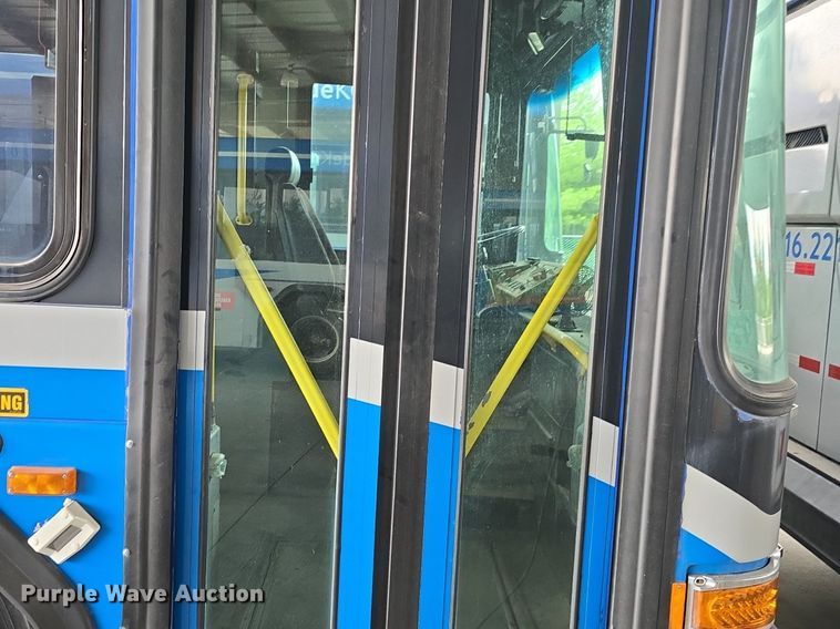 image for item DQ4427 2006 Gillig shuttle bus