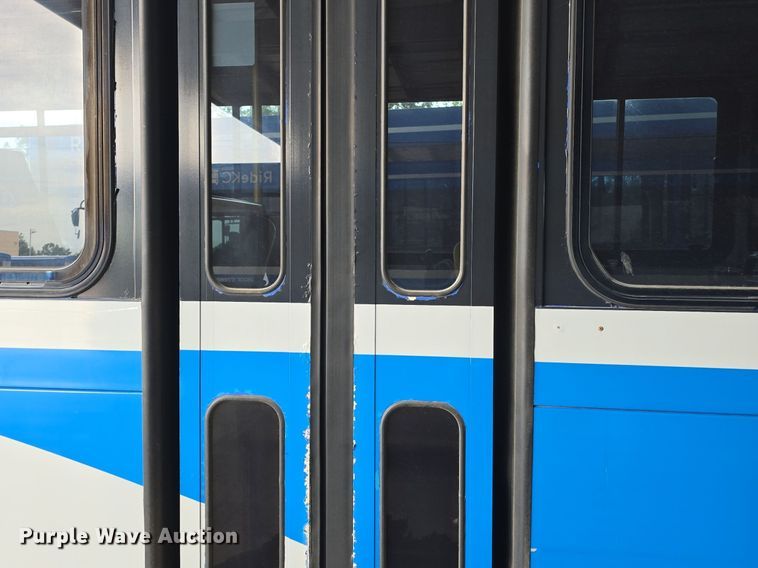 image for item DQ4427 2006 Gillig shuttle bus