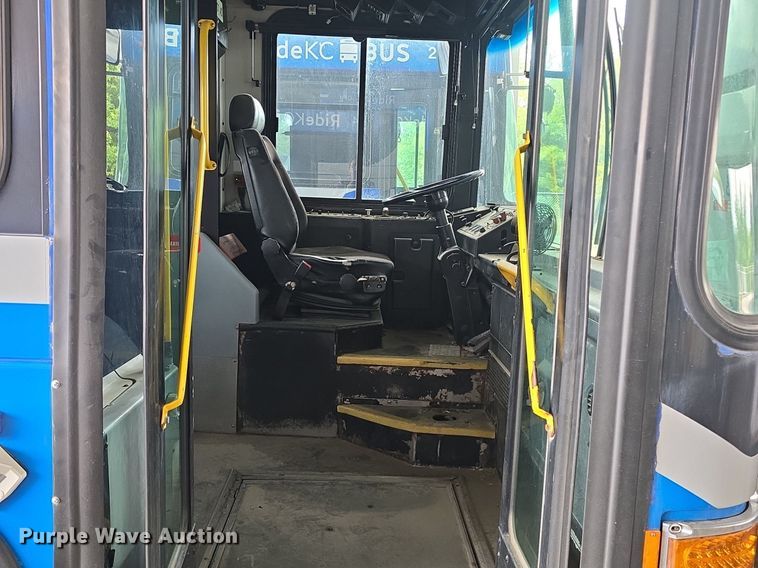 image for item DQ4427 2006 Gillig shuttle bus