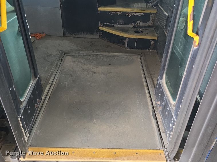 image for item DQ4427 2006 Gillig shuttle bus