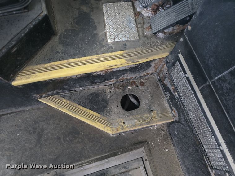 image for item DQ4427 2006 Gillig shuttle bus