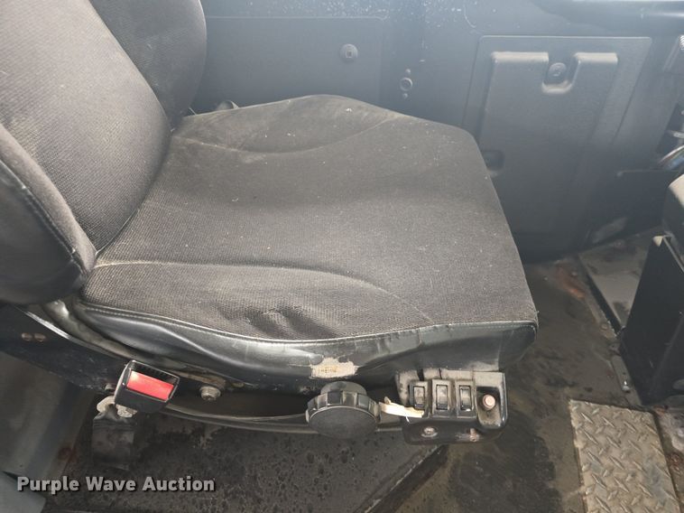 image for item DQ4427 2006 Gillig shuttle bus