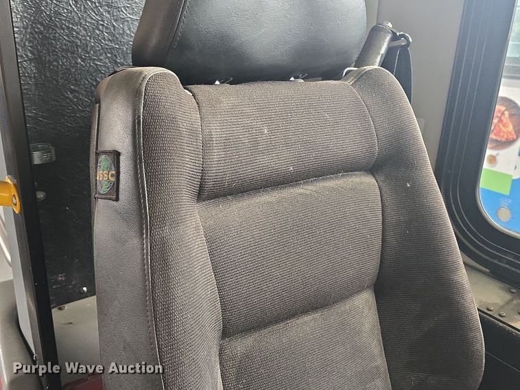 image for item DQ4427 2006 Gillig shuttle bus