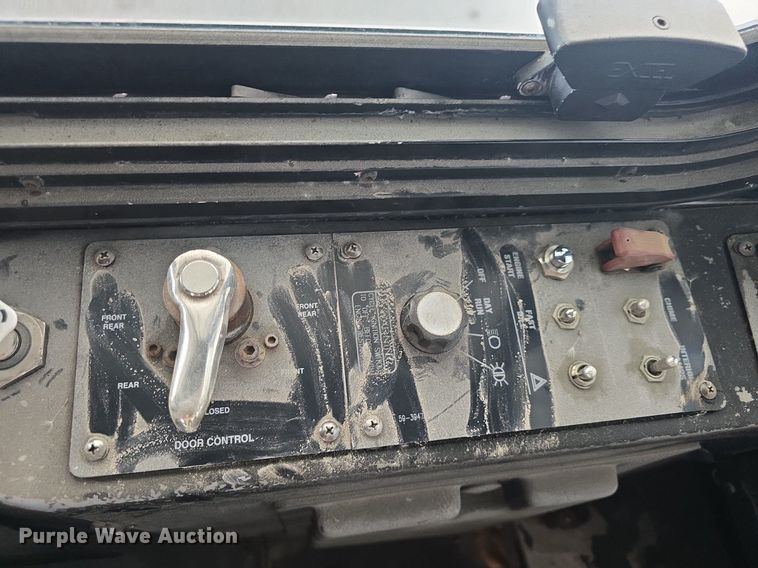 image for item DQ4427 2006 Gillig shuttle bus