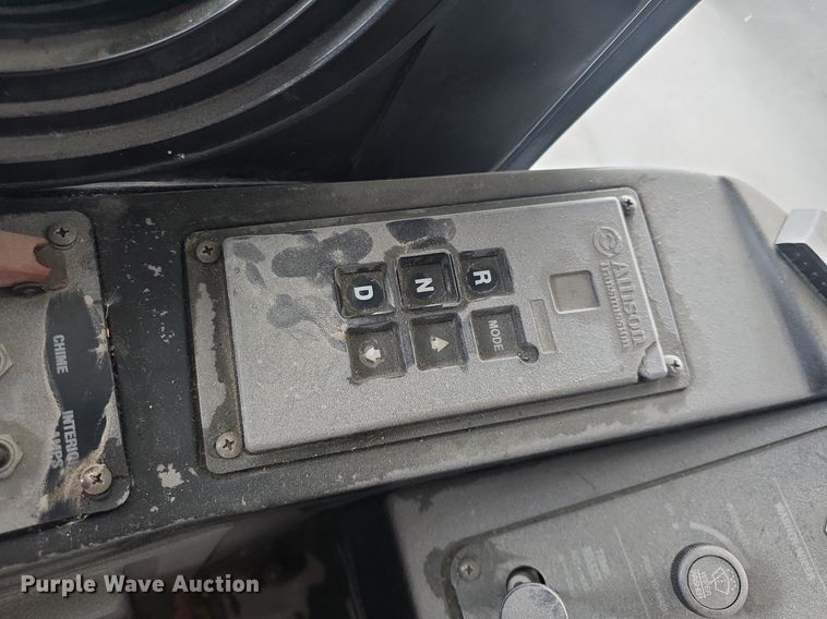 image for item DQ4427 2006 Gillig shuttle bus