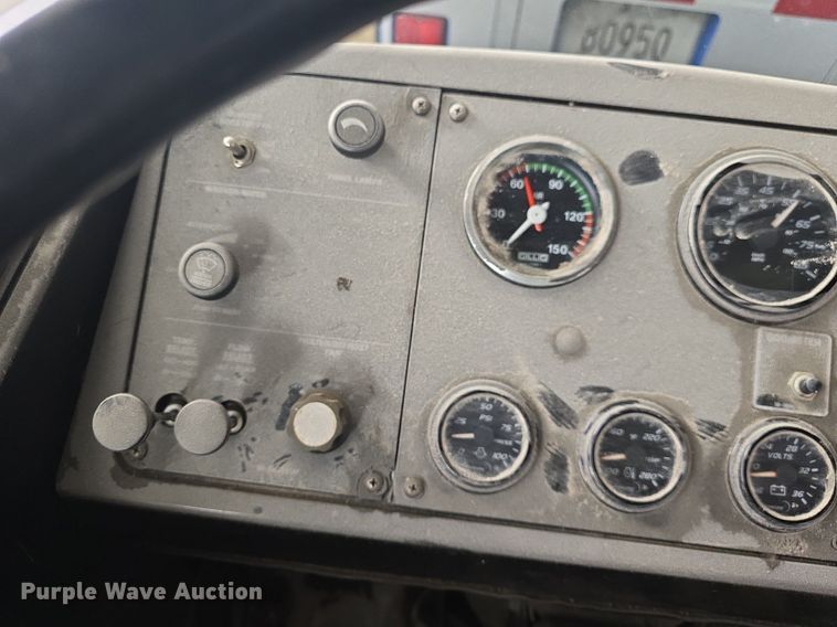 image for item DQ4427 2006 Gillig shuttle bus