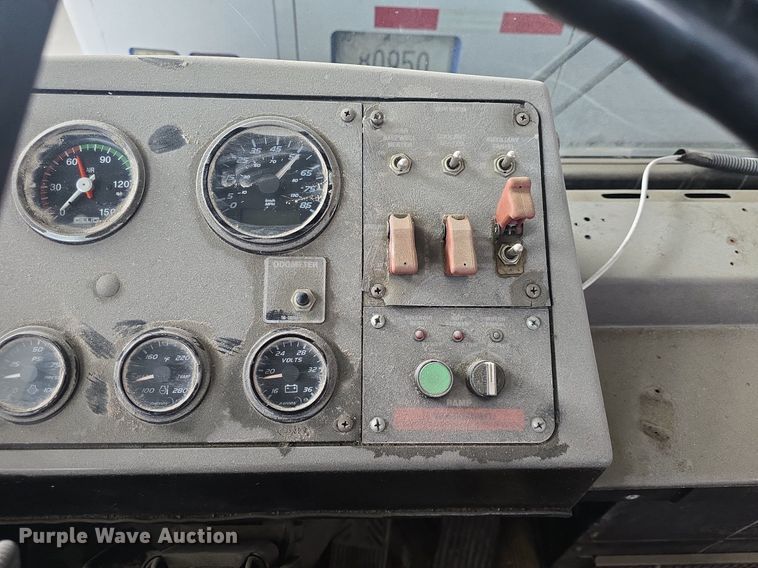 image for item DQ4427 2006 Gillig shuttle bus