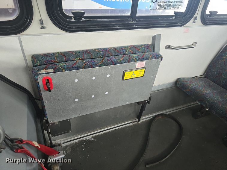 image for item DQ4427 2006 Gillig shuttle bus