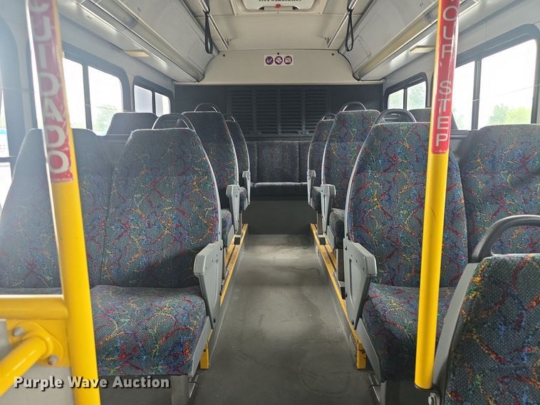 image for item DQ4427 2006 Gillig shuttle bus