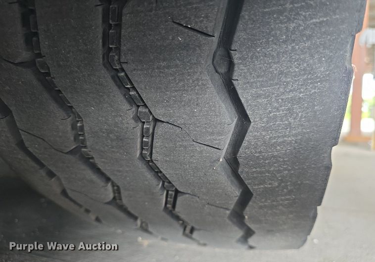 image for item DQ4427 2006 Gillig shuttle bus