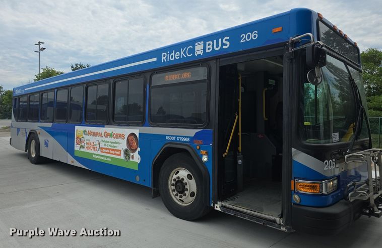 image for item DQ4429 2006 Gillig shuttle bus