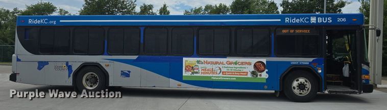 image for item DQ4429 2006 Gillig shuttle bus