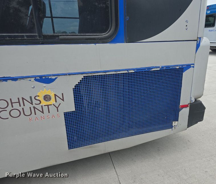 image for item DQ4429 2006 Gillig shuttle bus