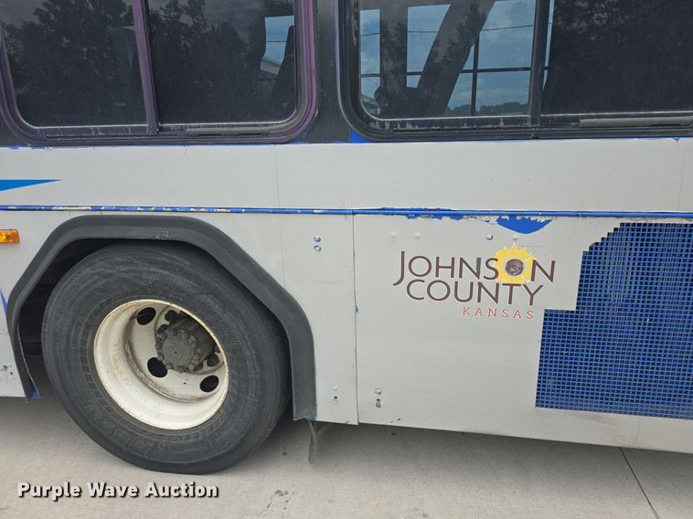 image for item DQ4429 2006 Gillig shuttle bus