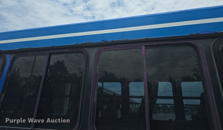 image for item DQ4429 2006 Gillig shuttle bus