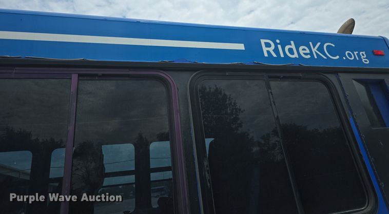 image for item DQ4429 2006 Gillig shuttle bus