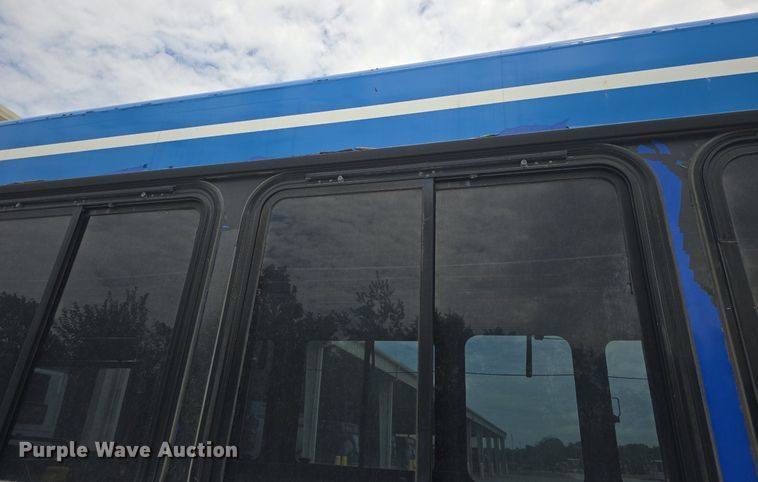 image for item DQ4429 2006 Gillig shuttle bus