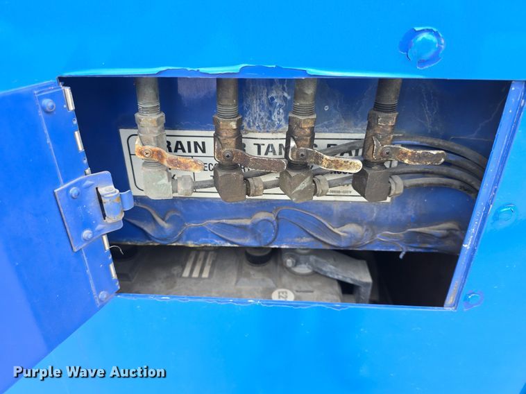 image for item DQ4429 2006 Gillig shuttle bus