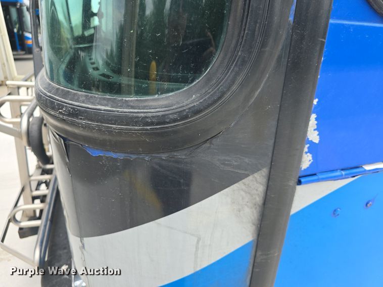 image for item DQ4429 2006 Gillig shuttle bus