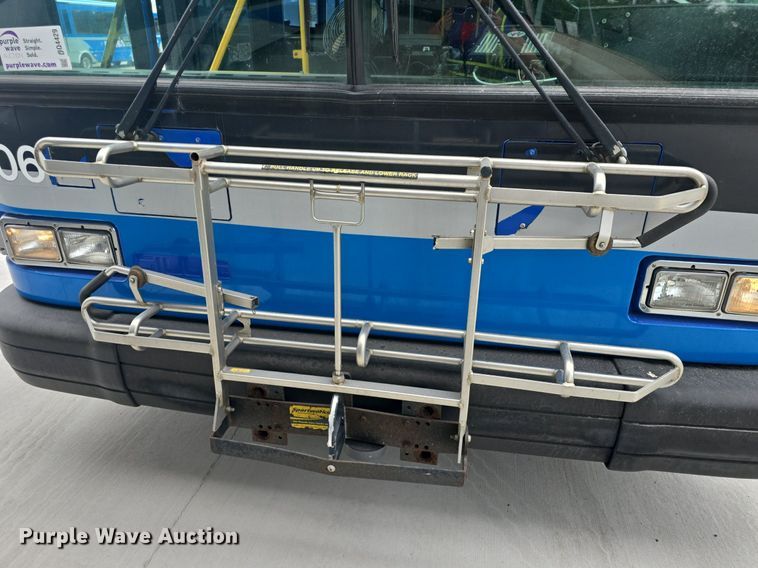 image for item DQ4429 2006 Gillig shuttle bus