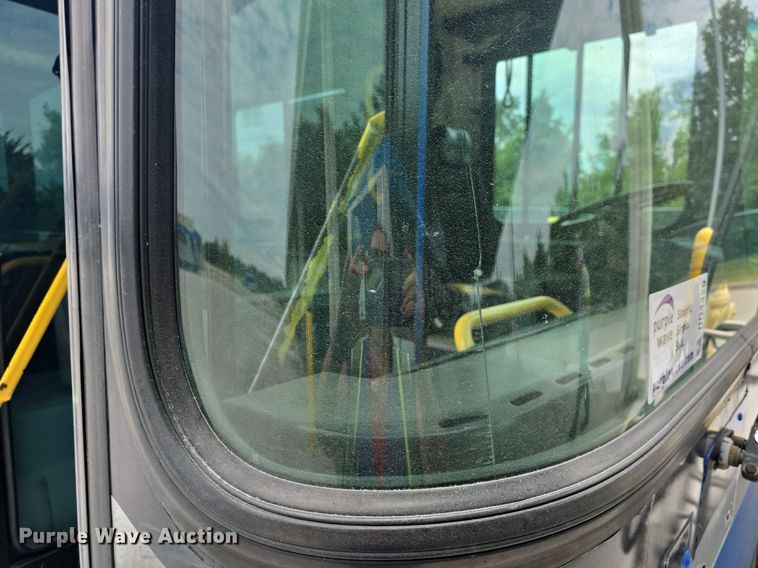 image for item DQ4429 2006 Gillig shuttle bus