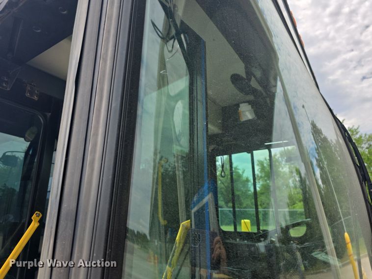 image for item DQ4429 2006 Gillig shuttle bus