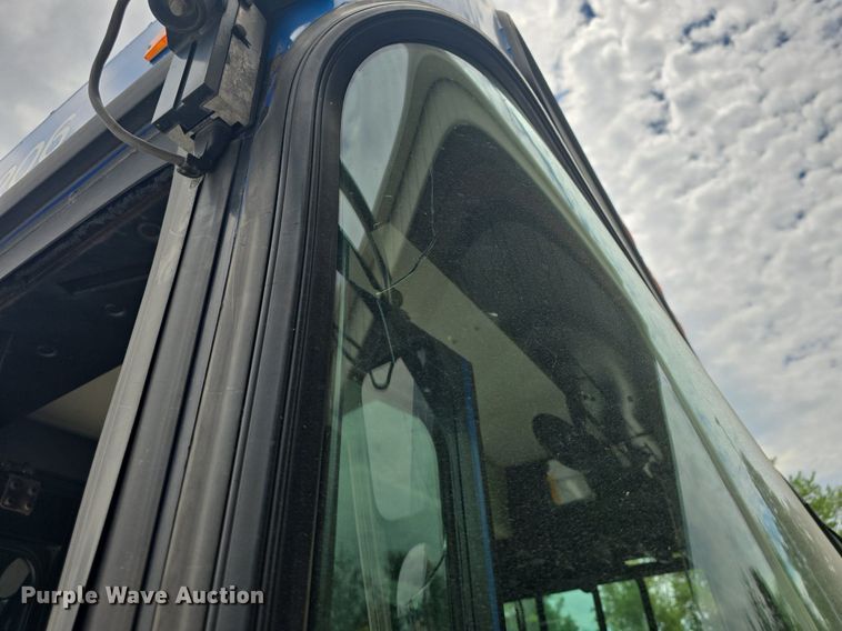 image for item DQ4429 2006 Gillig shuttle bus