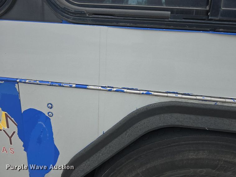 image for item DQ4429 2006 Gillig shuttle bus