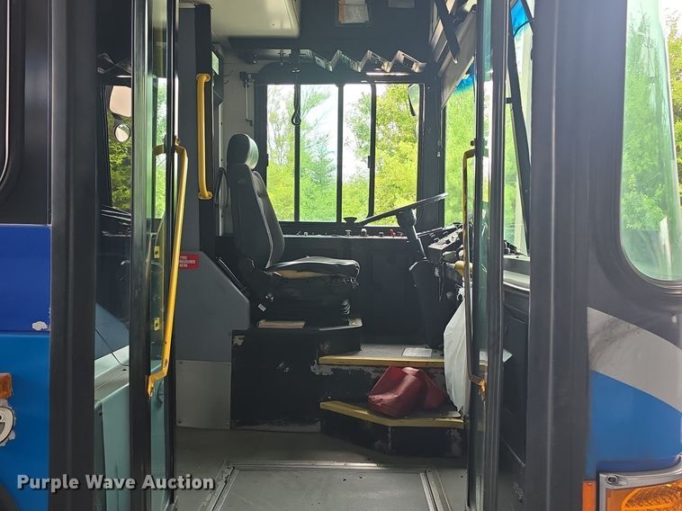 image for item DQ4429 2006 Gillig shuttle bus