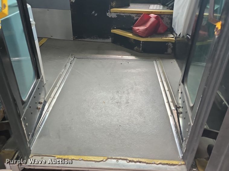 image for item DQ4429 2006 Gillig shuttle bus