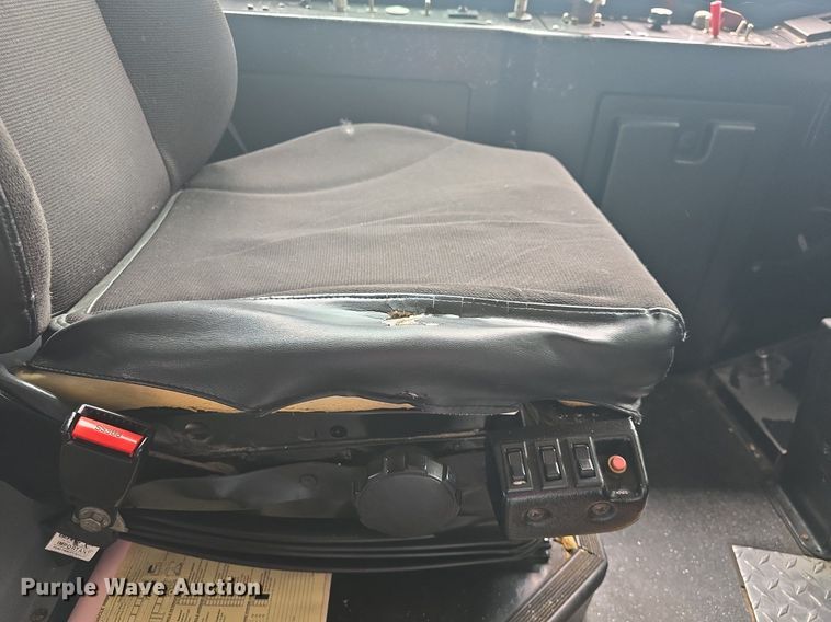 image for item DQ4429 2006 Gillig shuttle bus