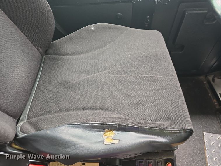 image for item DQ4429 2006 Gillig shuttle bus