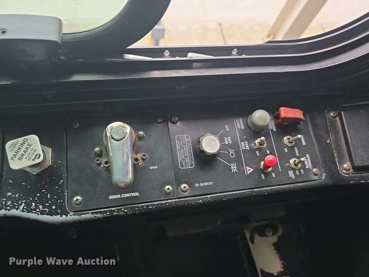 image for item DQ4429 2006 Gillig shuttle bus