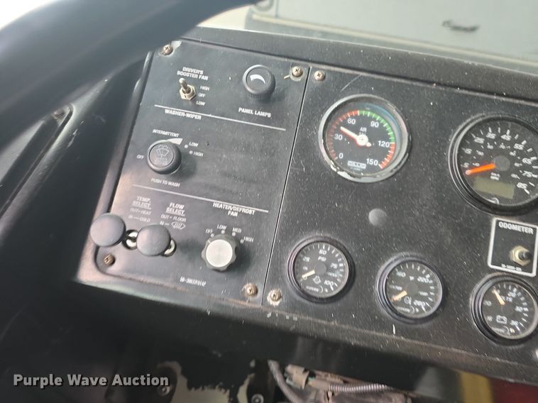 image for item DQ4429 2006 Gillig shuttle bus