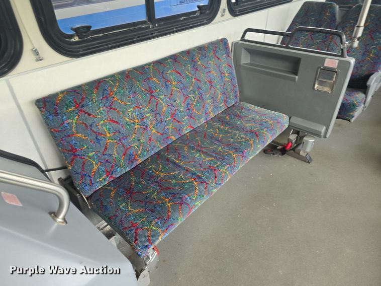 image for item DQ4429 2006 Gillig shuttle bus