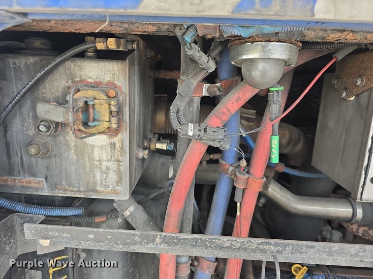 image for item DQ4429 2006 Gillig shuttle bus