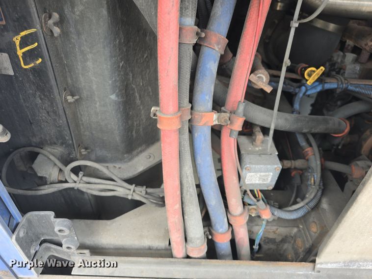 image for item DQ4429 2006 Gillig shuttle bus