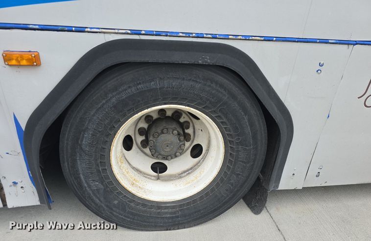 image for item DQ4429 2006 Gillig shuttle bus